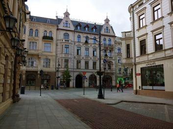 Porównanie zdjęć z wykorzystaniem obiektywu standardowego i szerokokątnego