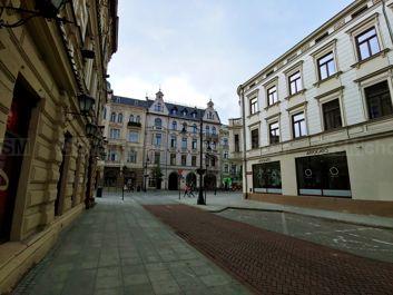 Porównanie zdjęć z wykorzystaniem obiektywu standardowego i szerokokątnego