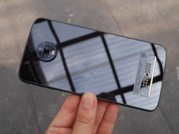 Smartfon prezentuje się naprawdę dobrze z frontu | Tył pozbawiony moda wygląda dziwnie...