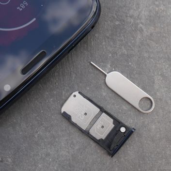 Tacka na karty SIM i microSD