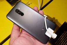 Trzy kolory standardowego Pocophone F1