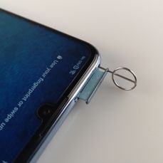 Tacka na karty SIM i microSD