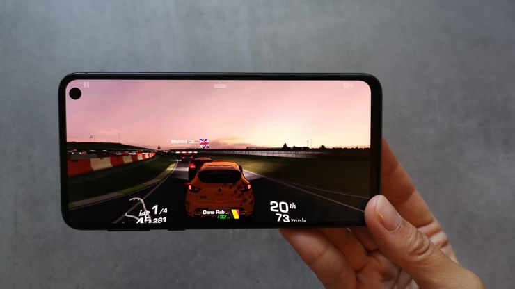 Samsung Galaxy S10e bez problemu radzi sobie z najbardziej wymagającymi grami