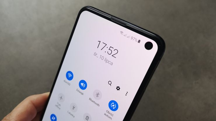 W otworze umieszczony został aparat do selfików