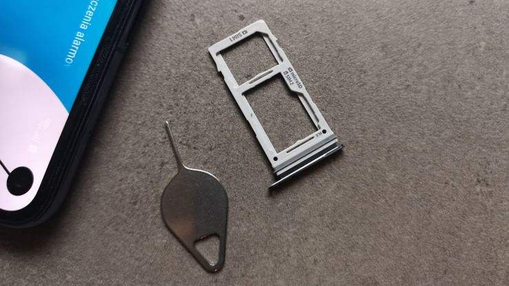 Sloty na karty SIM/microSD w rozwiązaniu hybrydowym