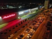 Porównanie zdjęć w nocy w trybie automatycznym i nocnym