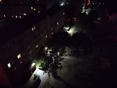 Porównanie zdjęć w nocy w trybie automatycznym i nocnym
