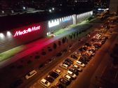Porównanie zdjęć w nocy w trybie automatycznym i nocnym
