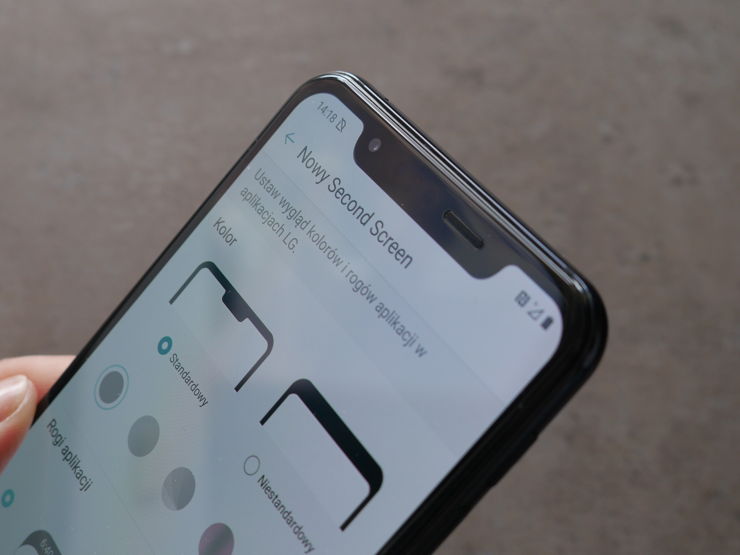 Wcięcie w górnej części ekranu jest bardzo szerokie. Można je ukryć w ustawieniach