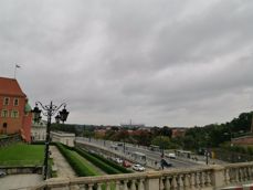 Porównanie zdjęć z aparatu głównego, szerokokątnego i teleobiektywu