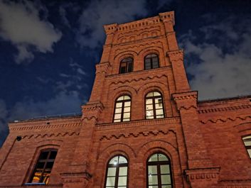 Porównanie zdjęcia w trybie automatycznym oraz trybie nocnym