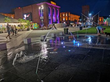 Porównanie zdjęcia w trybie automatycznym oraz trybie nocnym