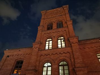 Porównanie zdjęcia w trybie automatycznym oraz trybie nocnym
