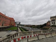 Porównanie zdjęć z aparatu głównego, szerokokątnego i teleobiektywu