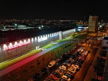 Porównanie zdjęć w trybie automatycznym i nocnym