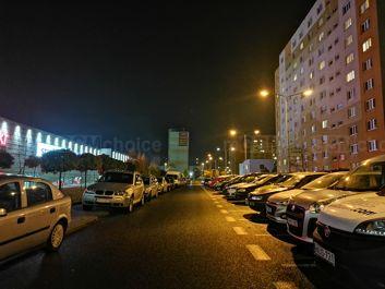 Porównanie zdjęć w trybie automatycznym i nocnym