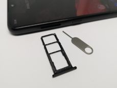 Tacka na karty SIM i microSD