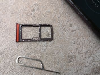 Hybrydowa tacka na karty SIM/microSD