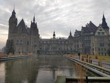 Porównanie zdjęć z obiektywu standardowego i szerokokątnego