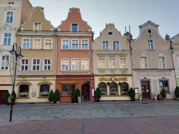 Porównanie zdjęć z obiektywu standardowego i szerokokątnego