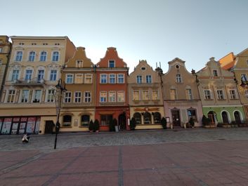 Porównanie zdjęć z obiektywu standardowego i szerokokątnego