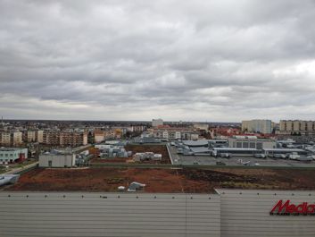 Porównanie zdjęć z aparatu standardowego i szerokokątnego
