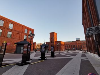Przykłady zdjęć z aparatu standardowego i szerokokątnego