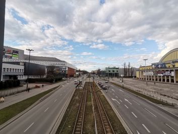 Przykłady zdjęć z aparatu standardowego i szerokokątnego