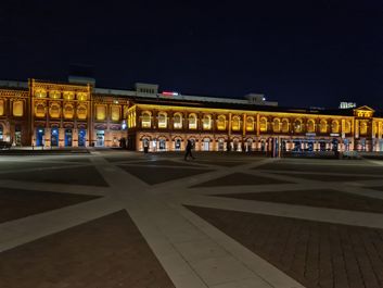 Porównanie zdjęć nocnych w trybie automatycznym oraz w trybie nocnym