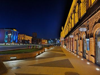 Porównanie zdjęć nocnych w trybie automatycznym oraz w trybie nocnym