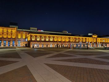 Porównanie zdjęć nocnych w trybie automatycznym oraz w trybie nocnym