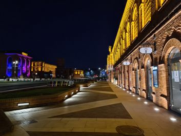 Porównanie zdjęć nocnych w trybie automatycznym oraz w trybie nocnym