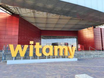 Porównanie zdjęć wykonanych aparatem głównym i z wykorzystaniem szerokiego kąta
