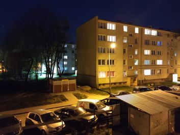 Porównanie zdjęć w trybie auto i trybie nocnym Porównanie zdjęć w trybie auto i trybie nocnym