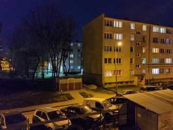 Porównanie zdjęć w trybie auto i trybie nocnym Porównanie zdjęć w trybie auto i trybie nocnym
