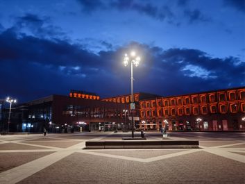 Porównanie zdjeć z aparatu głównego i aparatu z szerokim kątem