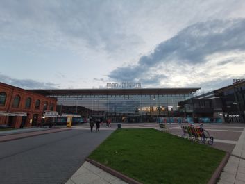 Porównanie zdjeć z aparatu głównego i aparatu z szerokim kątem