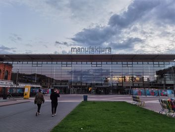 Porównanie zdjeć z aparatu głównego i aparatu z szerokim kątem