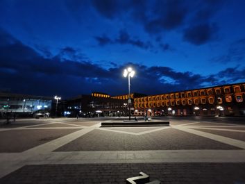 Porównanie zdjeć z aparatu głównego i aparatu z szerokim kątem