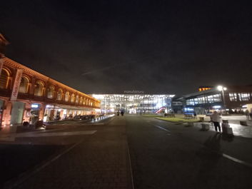 Porównanie zdjęć z głównego i szerokokątnego aparatu Porównanie zdjęć z głównego i szerokokątnego aparatu