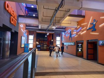 Porównanie zdjęć z głównego i szerokokątnego aparatu Porównanie zdjęć z głównego i szerokokątnego aparatu