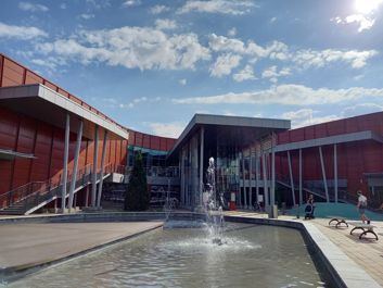 Porównanie zdjęć z głównego i szerokokątnego aparatu Porównanie zdjęć z głównego i szerokokątnego aparatu