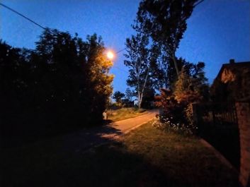 Porównanie zdjęć w trybie auto i trybie nocnym