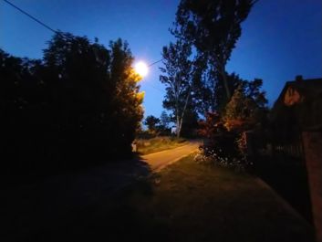 Porównanie zdjęć w trybie auto i trybie nocnym