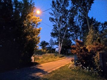 Porównanie zdjęć w trybie auto i trybie nocnym