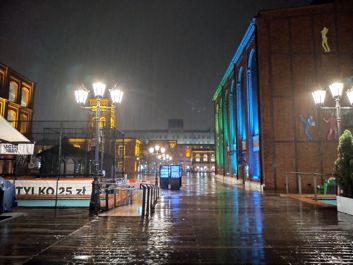 Porównanie zdjęć w trybie auto i trybie nocnym