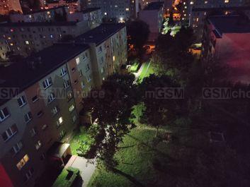 Porównanie zdjęć w trybie automatycznym i nocnym