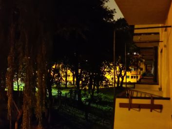 Porównanie zdjęć w trybie auto i w trybie nocnym