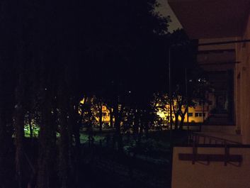 Porównanie zdjęć w trybie auto i w trybie nocnym