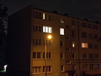 Porównanie zdjęć w trybie auto i w trybie nocnym